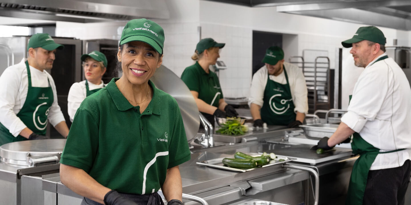 Küchenmitarbeiter von Vielfaltmenü bei der Arbeit