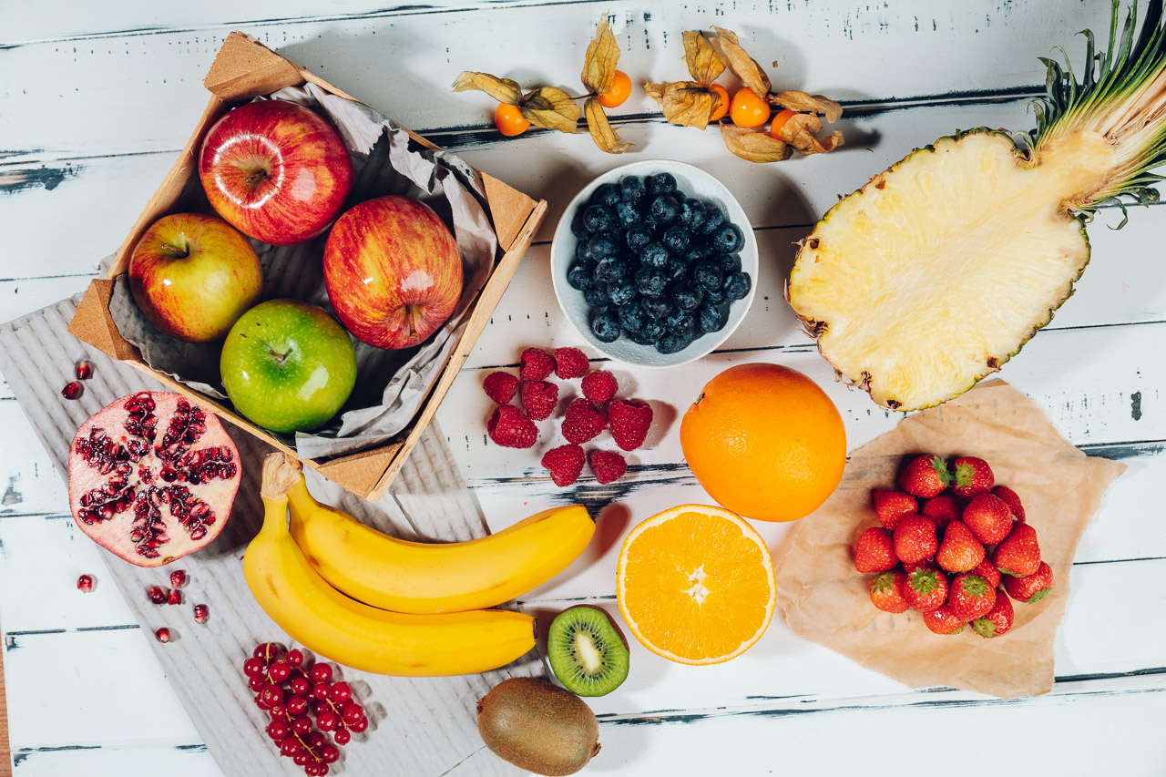 Tisch mit verschiedenen Obstsorten